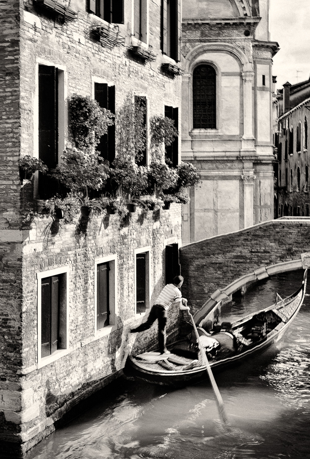 gondolier-cannaregio-venise